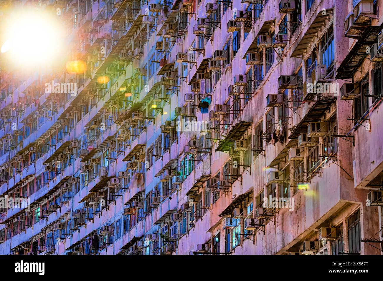 Überfüllte alte Wohngebäude, Hongkong, China. Stockfoto