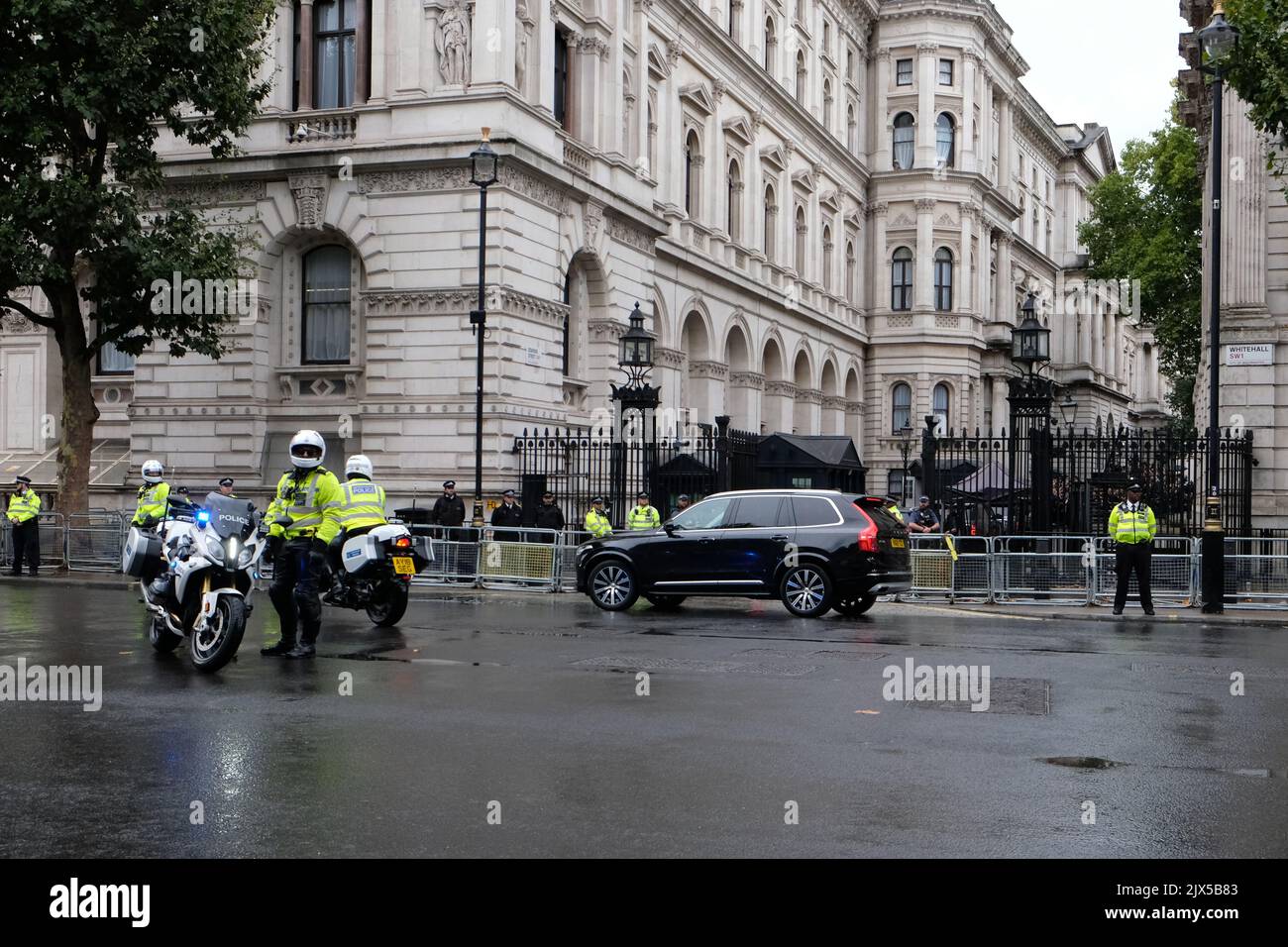 London, Großbritannien, 6.. September 2022. Liz Truss' Autokolonne kommt nach dem Regen am Eingang der Downing Street an, manchmal verzögert sich ihre Rückkehr zur Nummer 10. Nach dem Ergebnis der Abstimmung der Mitglieder der Konservativen Partei reiste Liz Truss nach Balmoral, um die Königin zu treffen und wurde nach der Einladung des Monarchen zur Bildung einer neuen Regierung der neue britische Premierminister. Kredit: Elfte Stunde Photography/Alamy Live Nachrichten Stockfoto