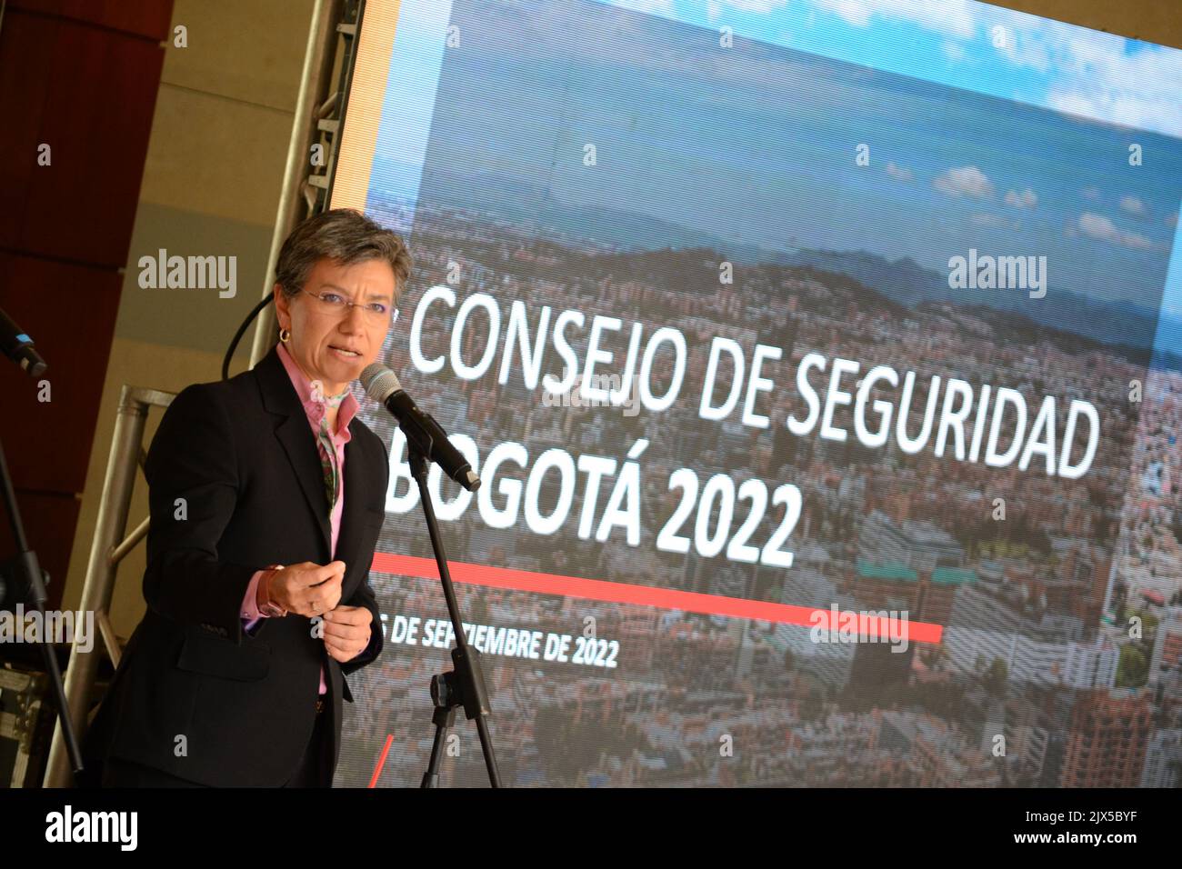 Bogota, Kolumbien. 06. September 2022. Die Bürgermeisterin von Bogota, Claudia Lopez, spricht mit den Medien nach einem sicherheitsrat im Bürgermeistergebäude von Bogota, aufgrund der Zunahme von Leichen, die in der Stadt Bogota, Kolumbien, gefunden wurden. 5. September 2022. Foto: Martin Galindo/Long Visual Press Kredit: Long Visual Press/Alamy Live News Stockfoto