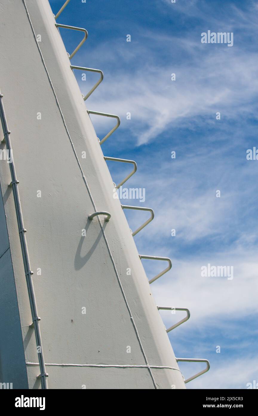 Leitersprossen auf weißem Schiffsmast Stockfoto