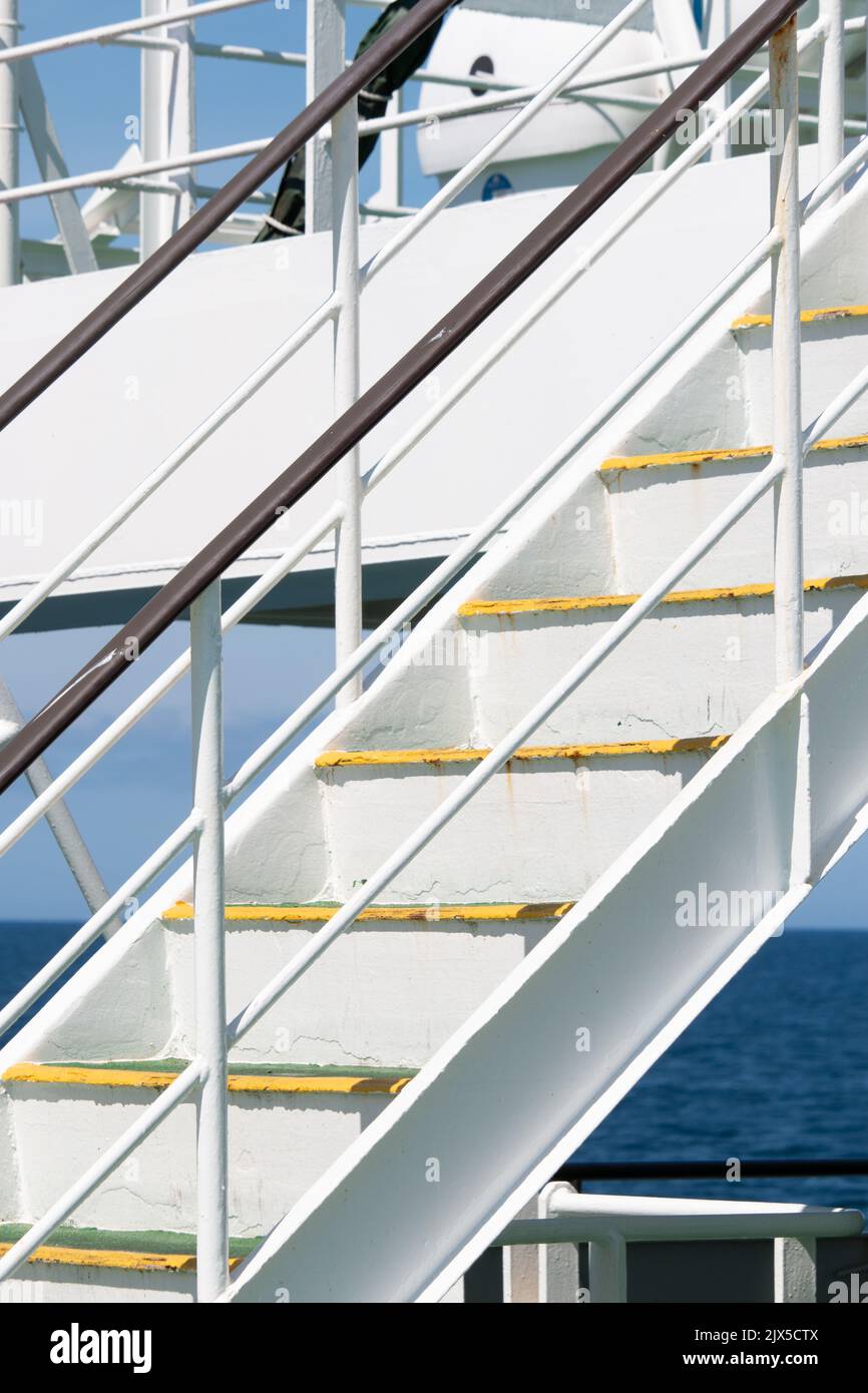 Weiß lackierte Metalltreppe auf dem Schiff Stockfoto