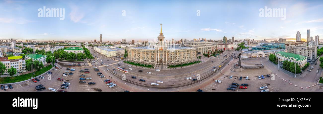 Jekaterinburg Stadtverwaltung oder Rathaus und zentraler Platz am Sommerabend. Abendstadt im Sommer Sonnenuntergang, Luftblick. Blick von oben auf die Stadt Stockfoto