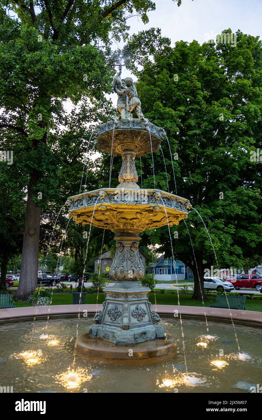 Der 1911 zweistufige gusseiserne Brunnen im Eckhart Public Library Park in Auburn, Indiana, USA. Stockfoto