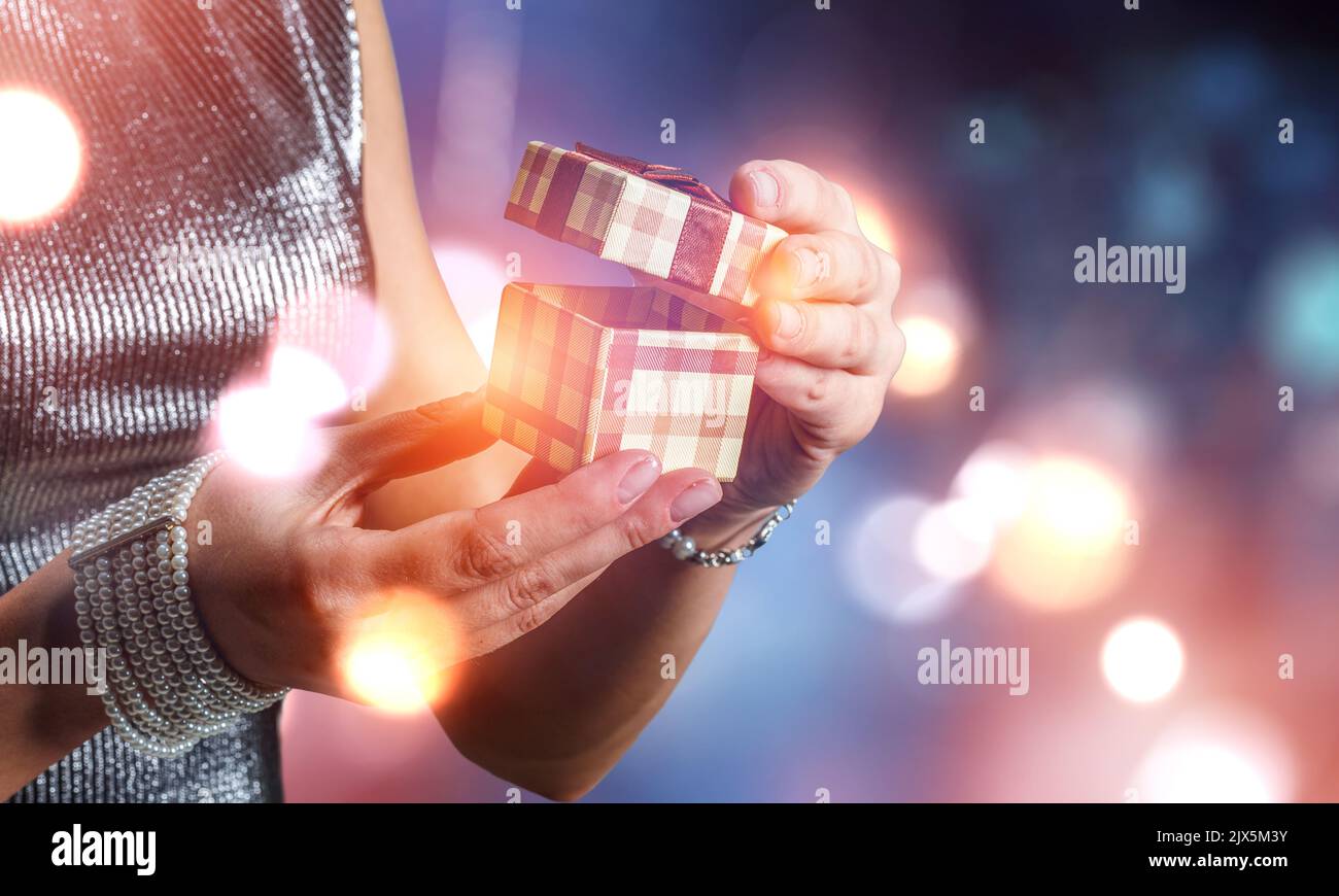 Nahaufnahme Hände geben Überraschung Geschenkbox Stockfoto