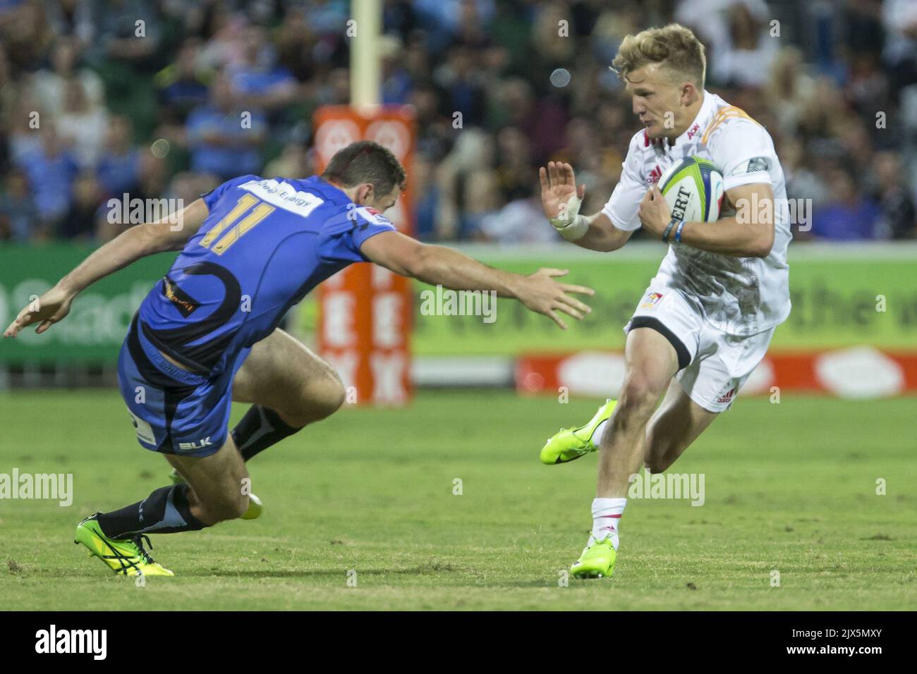 Tackle des Chefs Damian McKenzie entgeht dem Tackle von Luke Morahan während des Super Rugby-Spiels der Runde 7 zwischen der Western Force und den Chiefs im NIB Stadium in Perth, Samstag, 22. April 2017. (AAP-Bild/Travis Anderson) Stockfoto