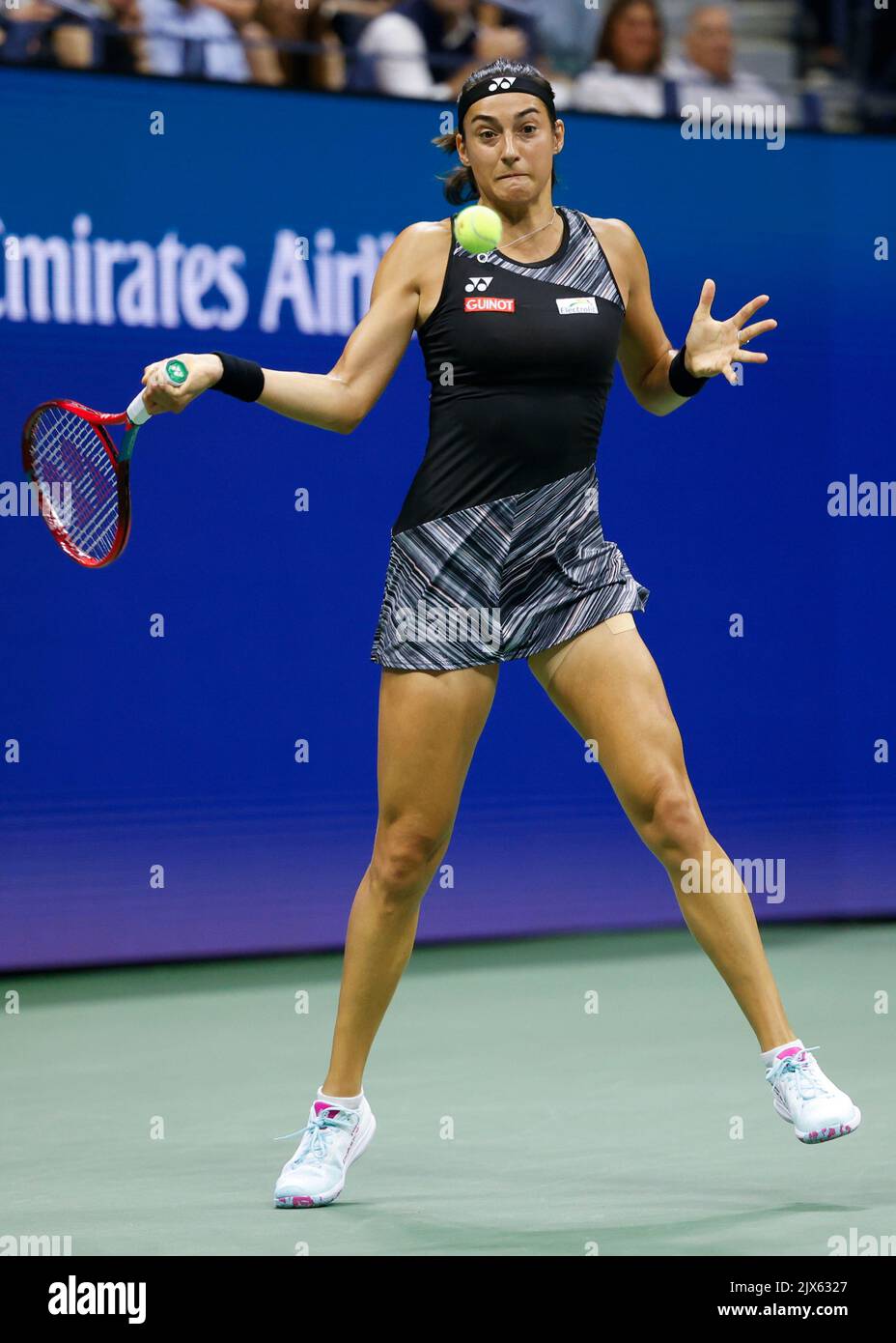 New York, USA, 6., September 2022. Die französische Tennisspielerin Caroline Garcia in Aktion während des US Open Turniers im Billie Jean King National Tennis Center am Dienstag, den 06. September 2022. © Jürgen Hasenkopf / Alamy Live News Stockfoto