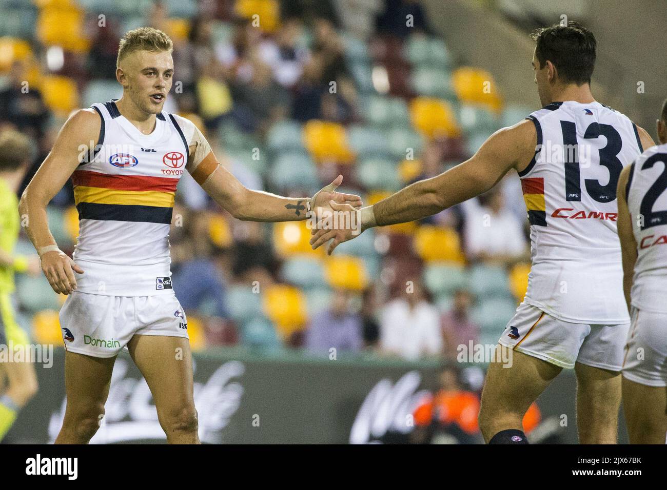 Hugh Greenwood of the Crows (links) feiert mit seinen Teamkollegen, nachdem er beim AFL-Spiel der Runde 9 zwischen den Brisbane Lions und den Adelaide Crows am Samstag, 20. Mai 2017, in der Gabba in Brisbane ein Tor getreten hat. (AAP-Bild/Glenn Hunt) Stockfoto