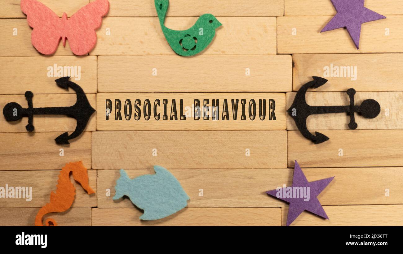 Prosoziales Verhalten auf Holzwürfel geschrieben. Bildung und Kinderentwicklung Stockfoto
