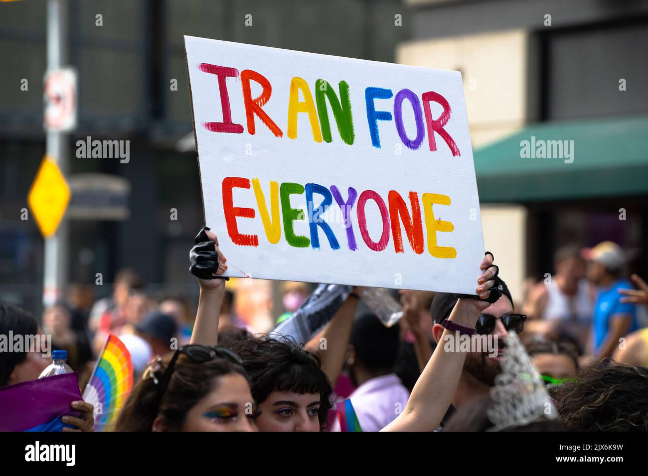 Ein Teilnehmer des Toronto Pride March fordert eine bessere Integration der Schwulengemeinschaft im Iran. Stockfoto