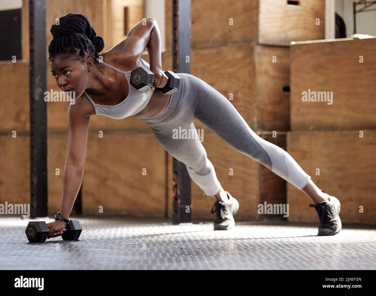 Starke Frau macht Fitnesstraining für die Ausübung im Fitnessstudio, Gewichte für Cardio-Training und Motivation für den Lebensstil und gesunden Körper. Afrikanischer Athlet Stockfoto