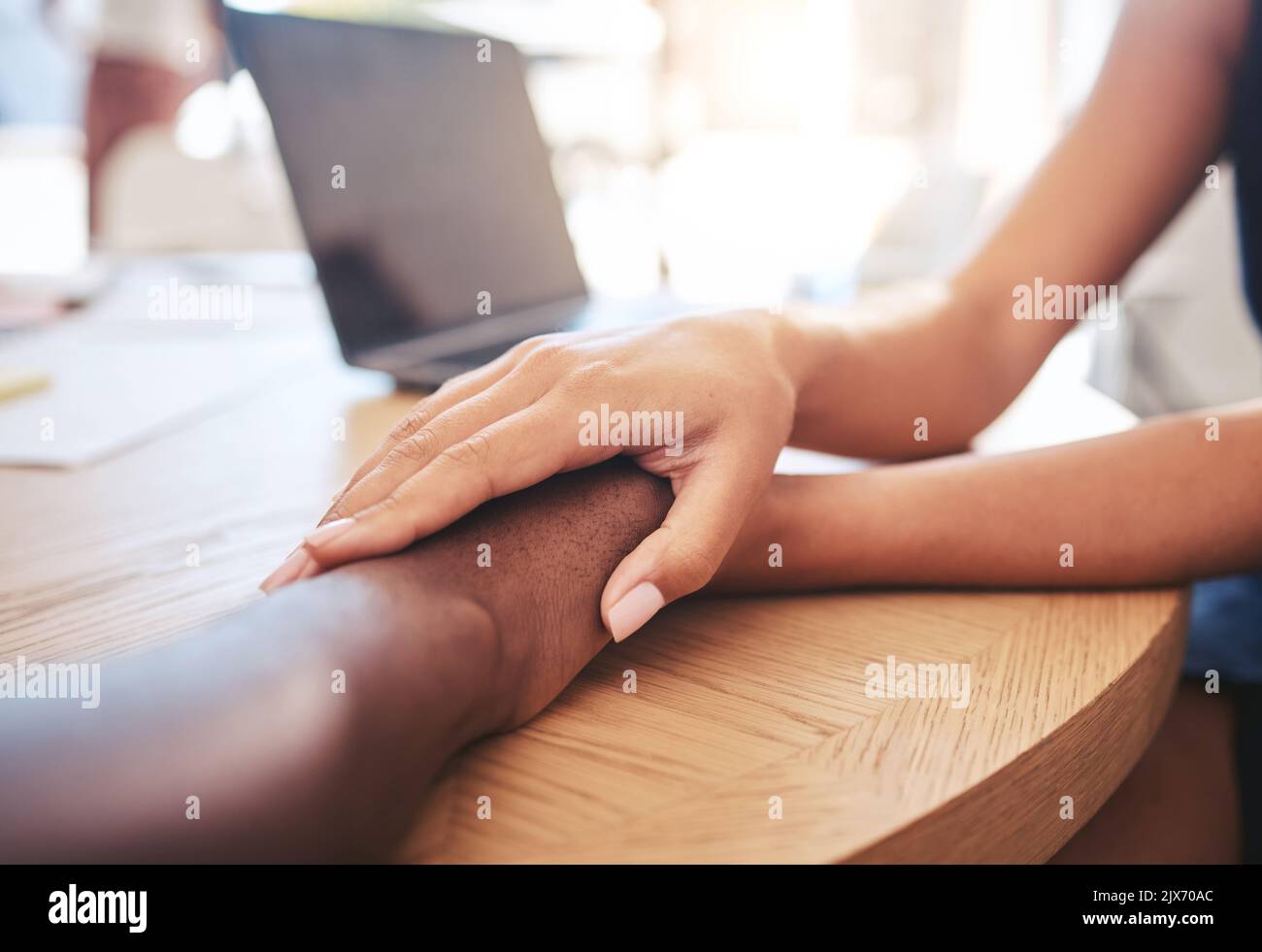 Unterstützung, Liebe und Pflege Menschen Hände halten, sprechen von Problem, finanziellen Kampf oder Arbeitsplatzverlust Scheitern. Vertrauen, helfen und trösten Frau mit traurigen Mann Stockfoto