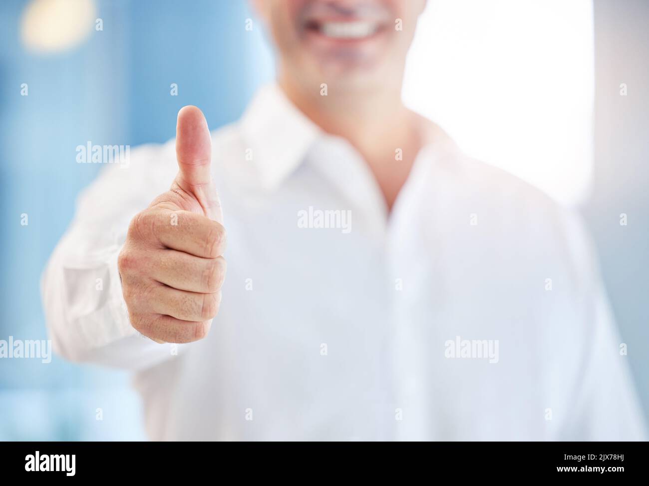 Daumen hoch, vielen Dank und ja mit glücklich, Lächeln und Sieger Zeichen des professionellen Geschäftsmann. Erfolg, Abstimmung und gute Nachrichten mit Nahaufnahme der männlichen Hand in Stockfoto