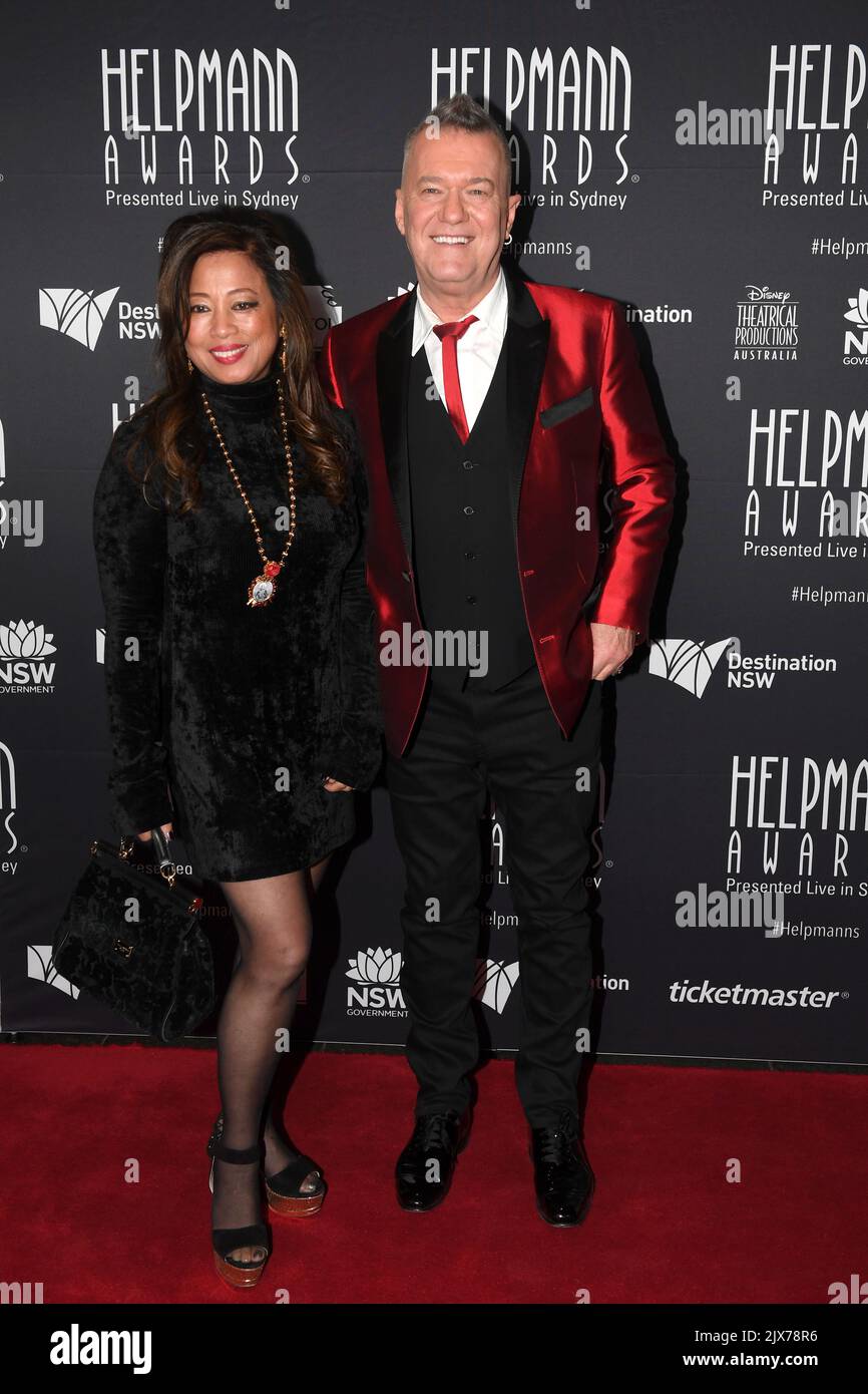 Jimmy Barnes und Jane Mahoney posieren für ein Foto, als sie am Montag, den 24. Juli 2017, anlässlich der jährlichen Helpmann Awards 17. in Sydney ankommen. (AAP-Bild/Paul Miller) Stockfoto