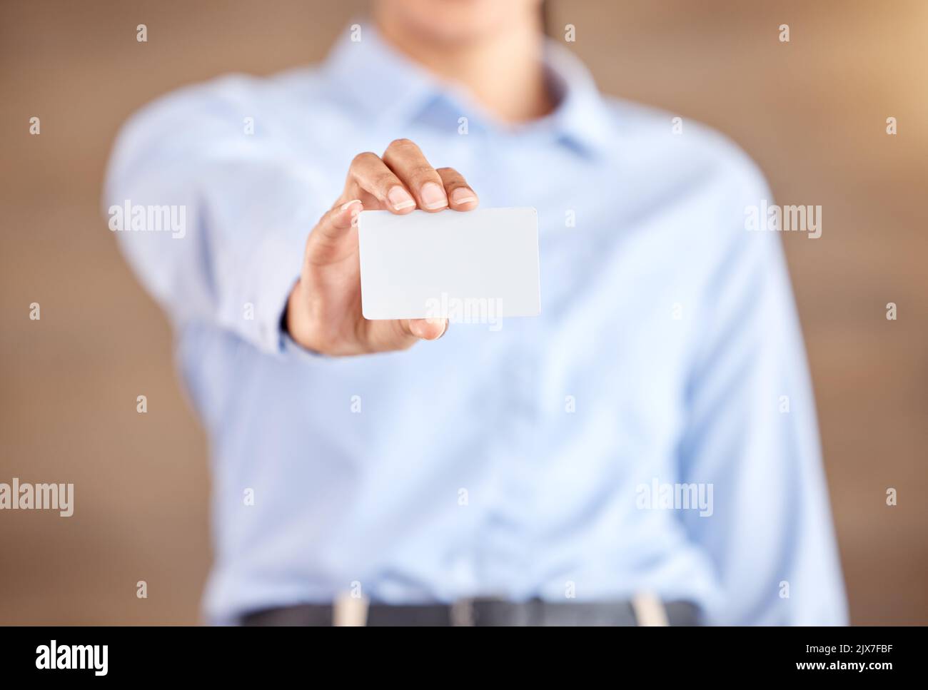 Visitenkarten-Mockup, Hand und Werbung für Unternehmensinformationen und Unternehmensmarketing am Arbeitsplatz. Hände, die ein leeres Brett für die Marktmarke, das Logo, anbieten Stockfoto