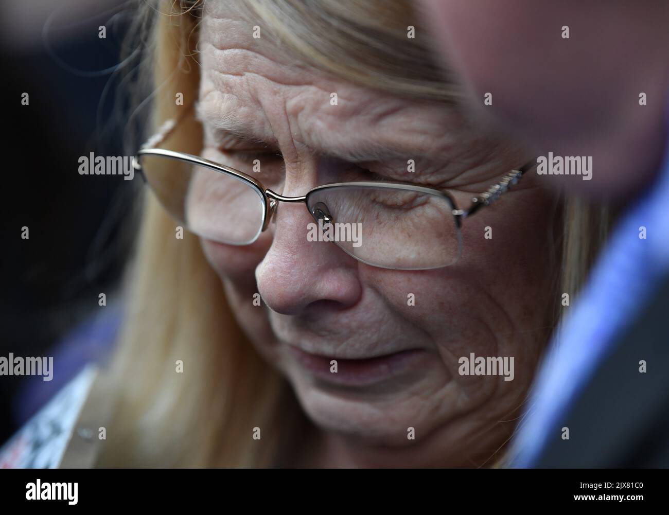 Faye Leveson reagiert, als sie mit ihrem Mann Mark mit den Medien ...