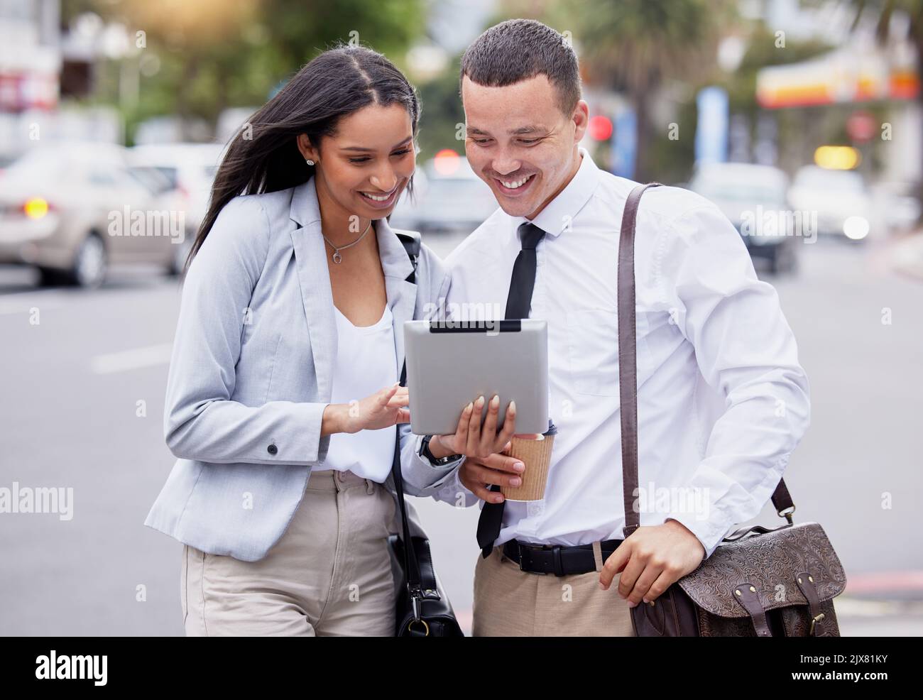 5G Tablet-Internet und Social Media Live-Streaming beobachten eines Paares nach der Arbeit in einer Stadt. Glückliche Arbeitsfreunde oder -Partner mit einem Lächeln, das einen anschaut Stockfoto