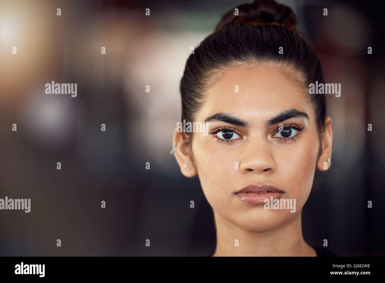 Schönheits-, Macht- und Gesichtsporträt einer Frau oder eines Models mit Gesichtsbehandlung in weiblicher Stimme protestieren gegen das Modell. Seriöse Frau in der Ermächtigung Stockfoto