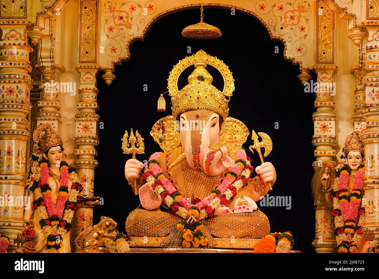 02. September 2022, Pune, Maharashtra, Indien, wunderschöne Skulptur von Lord Ganesh genannt als Dagdusheth Halwai Ganpati in der Nähe von Pune, Mandai Standort während Stockfoto