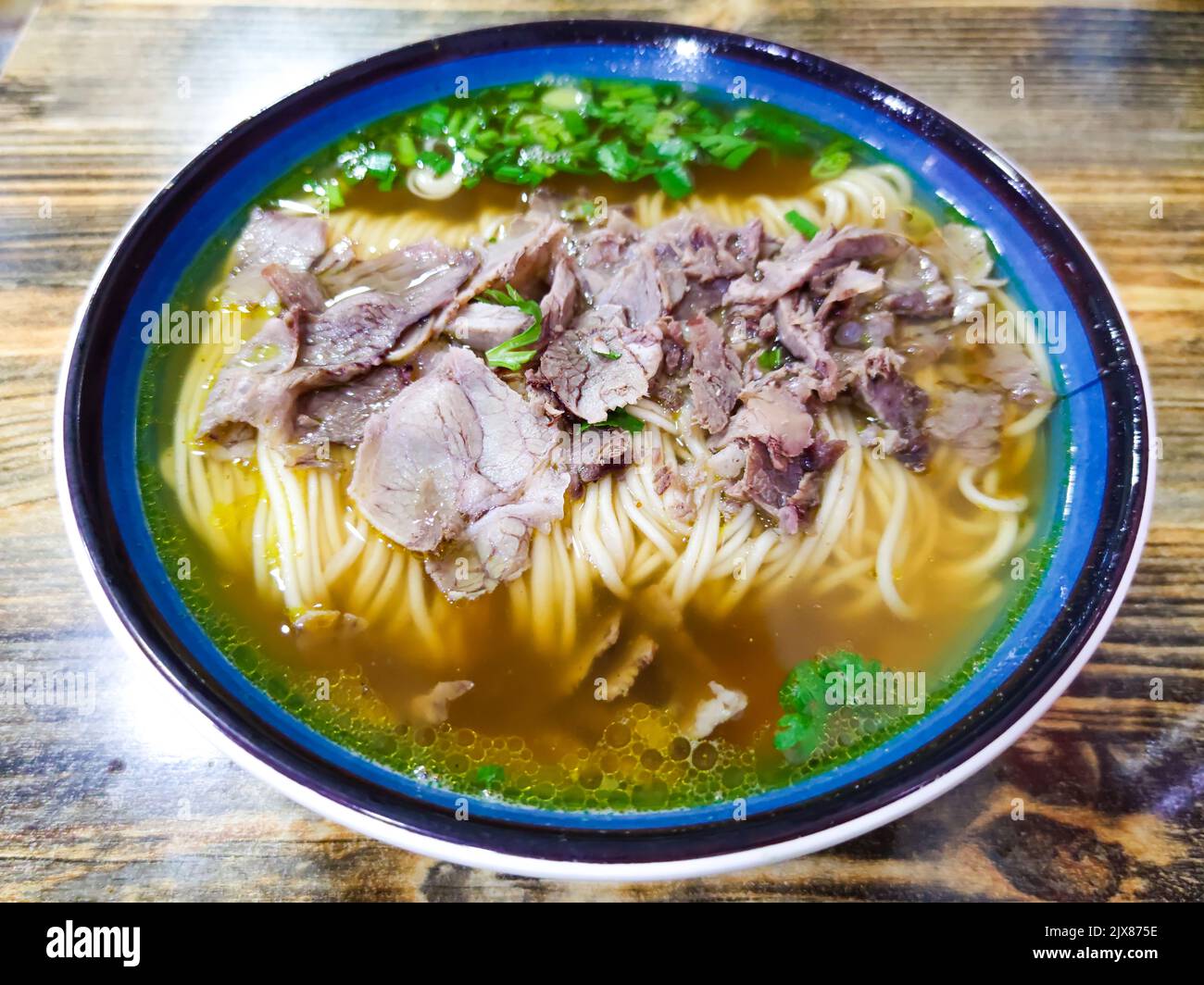 Schüssel mit chinesischen Nudeln mit Rindfleisch Stockfoto