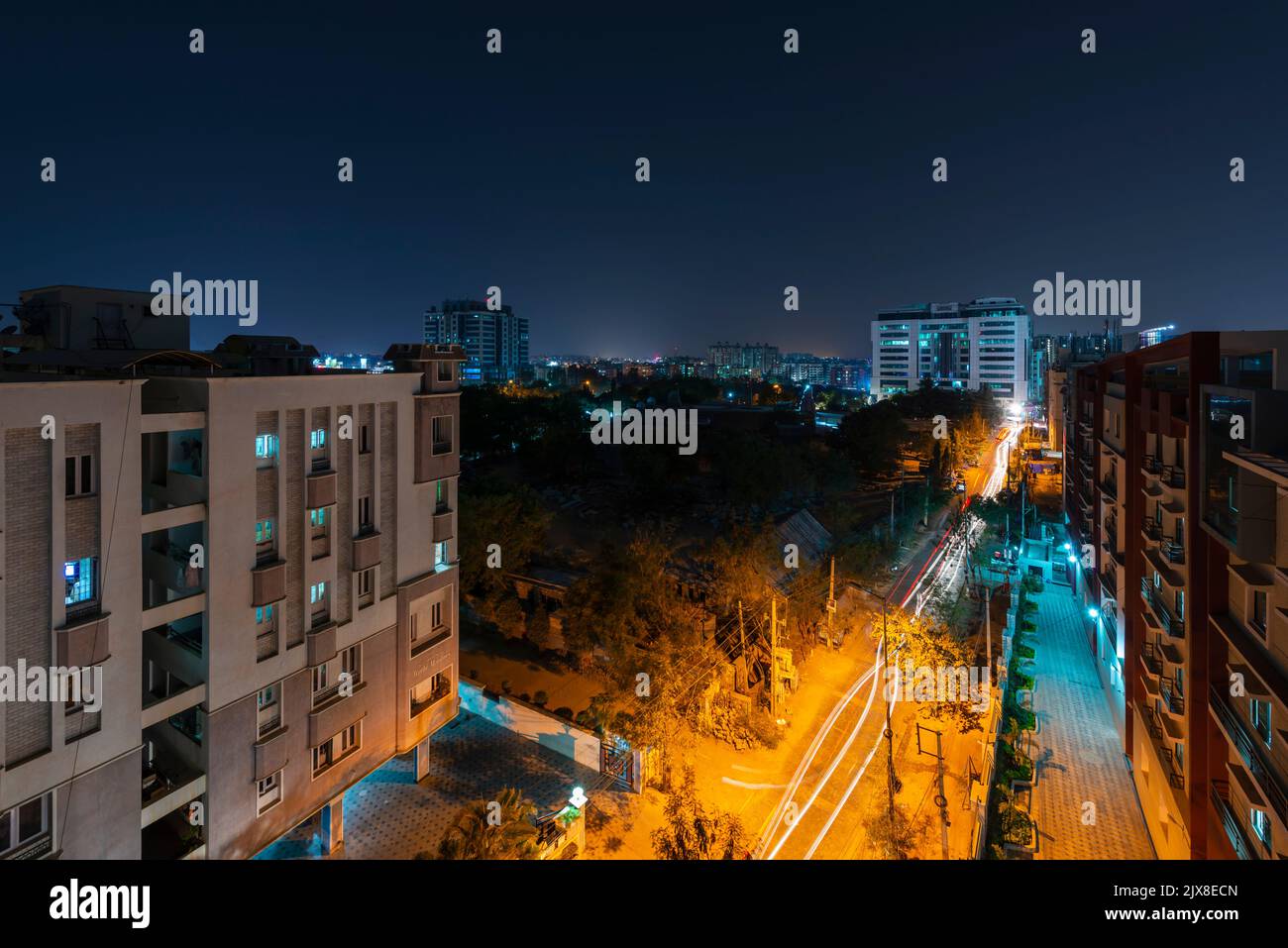 Eine Nachtwanderung von Kondapur, Hyderabad, Telangana. Lichtpfade von Fahrzeugen, die Whitefields betreten oder verlassen. Stockfoto