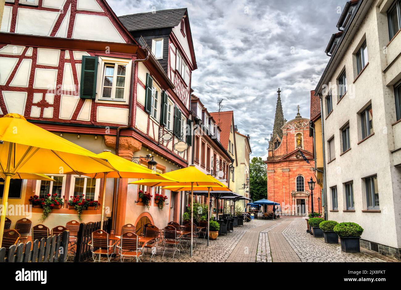 Marienkirche und traditionelle Häuser in Aschaffenburg - Bayern, Deutschland Stockfoto