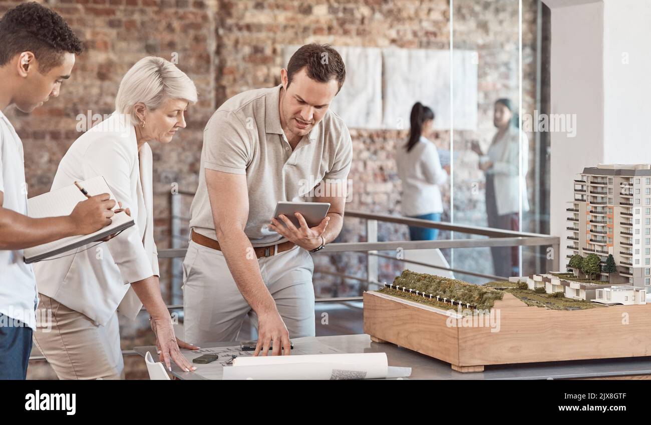 Teamarbeit Architektur, Baumodell und Bau von Immobilien-Projekt, Blaupause Engineering und Industrieplanung. Professionelle Designer Stockfoto
