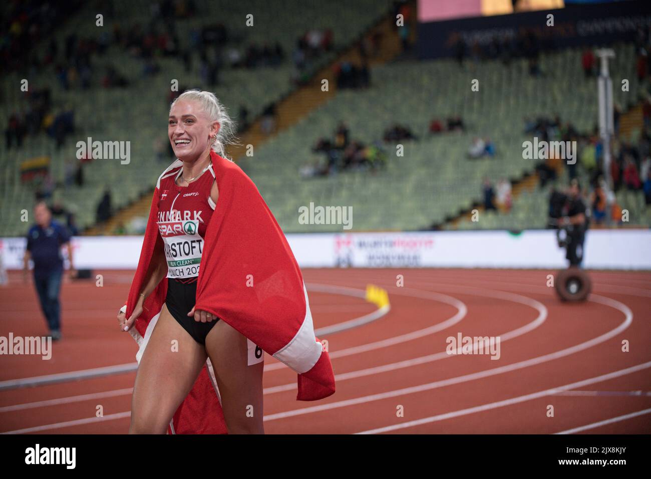 Ida Karstoft mit der Flagge ihres Landes bei den Leichtathletik
