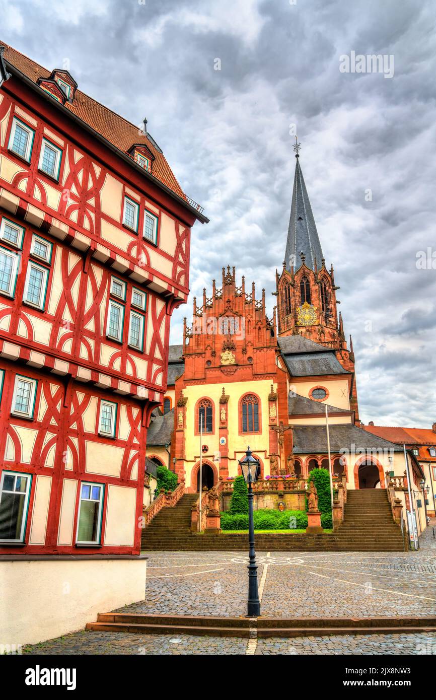 St. Peter und Alexander Kirche und traditionelles Haus in Aschaffenburg - Bayern, Deutschland Stockfoto