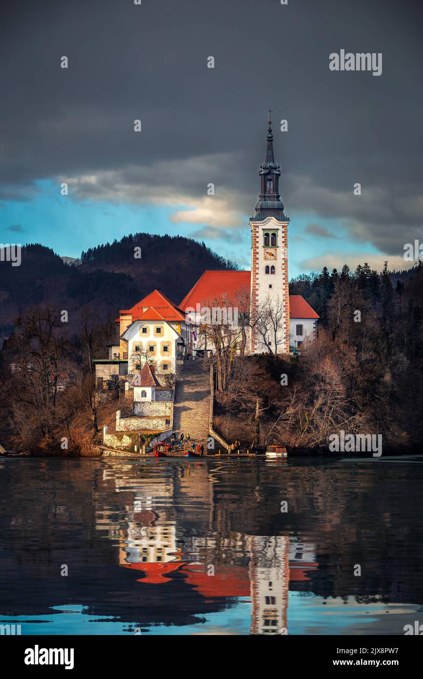 Bleder See, Slowenien - schöne Aussicht auf den Bleder See (Blejsko Jezero) mit der reflektierenden Wallfahrtskirche Mariä Himmelfahrt auf der Insel Bled mit da Stockfoto