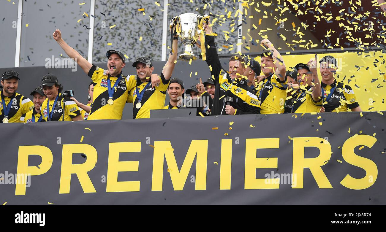 Trent Cotchin (Fünfter von links) und Damien Hardwick (Neunter von links) halten die Clubtrophäe während des Familientags des Clubs im Punt Road Oval in Melbourne am Sonntag, den 1. Oktober 2017. Die Richmond Tigers besiegten gestern die Adelaide Crows, um die AFL-Premiership zu gewinnen. (AAP-Bild/Julian Smith) Stockfoto