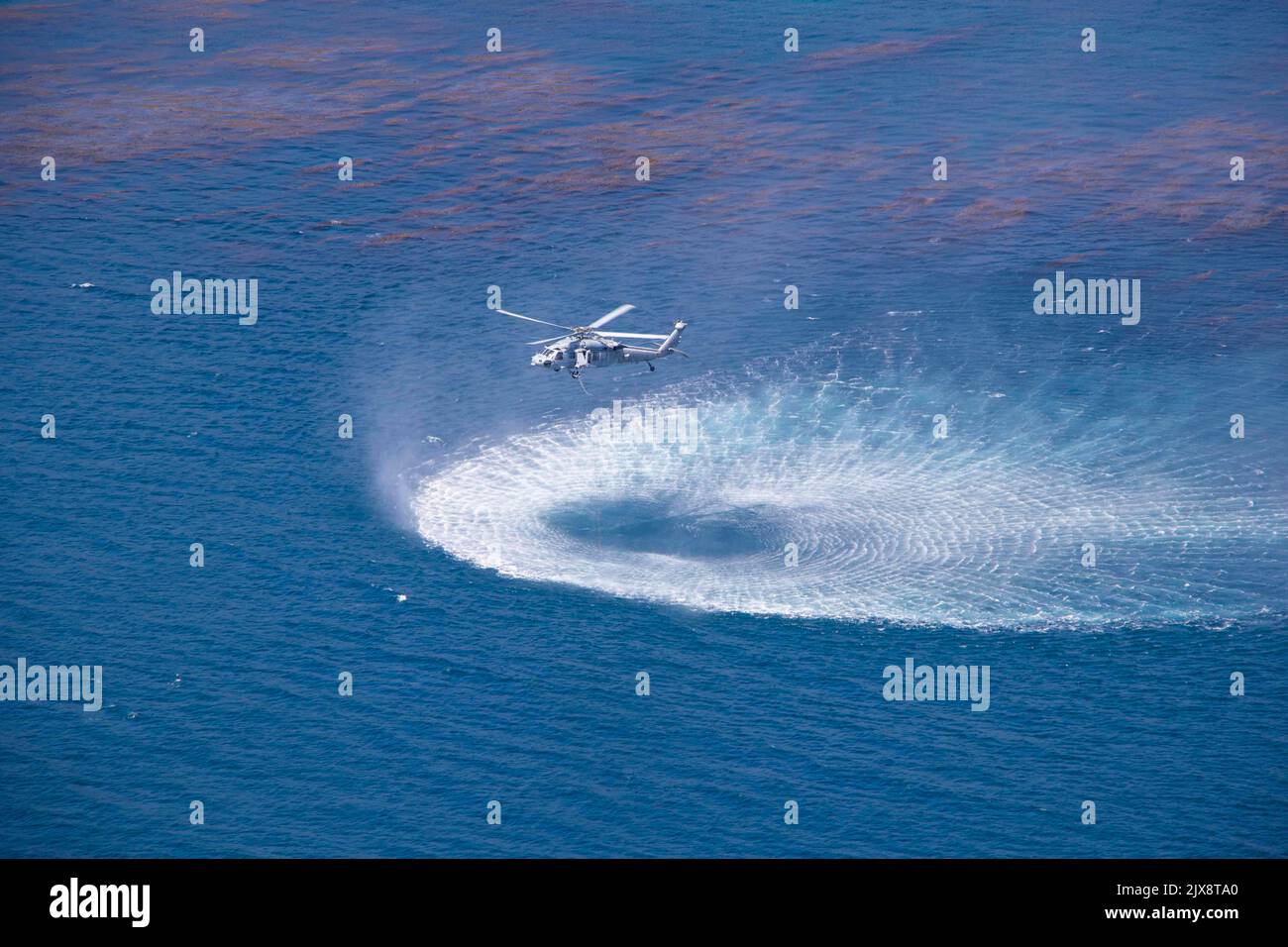San Diego, Kalifornien, USA. 23. August 2022. Ein MH-60s Sea Hawk, der an das Helicopter Sea Combat Squadron (HSC) 21 angeschlossen ist, schwebt in Pyramid Cove während einer Live-Feuerübung vor der Küste von San Clemente Island im August. 23, 2022. Das MCM Live Fire ist ein realistisches, relevantes Training, das es unseren gemeinsamen, multidomänenübergreifenden Kräften ermöglicht, eine kritische Fähigkeit und komplexe Fähigkeiten zu integrieren und zu üben. Quelle: U.S. Navy/ZUMA Press Wire Service/ZUMAPRESS.com/Alamy Live News Stockfoto