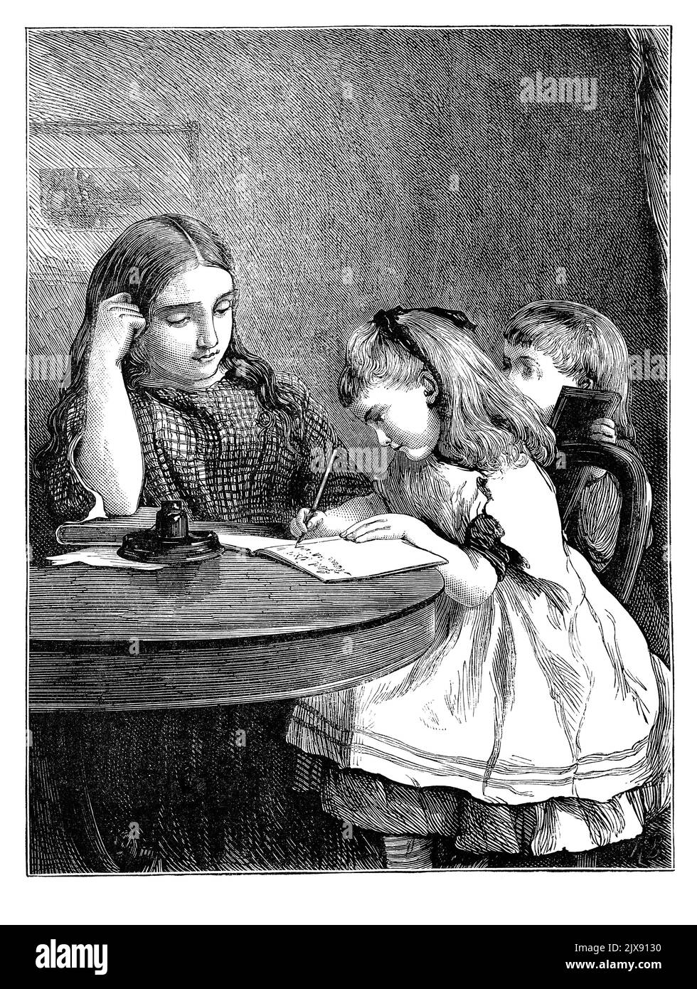 1872 Vintage viktorianische Gravur einer Schreibstunde. Ein junges Mädchen übt ihre Briefe, während ihre Lehrerin auf sie schaut. Stockfoto