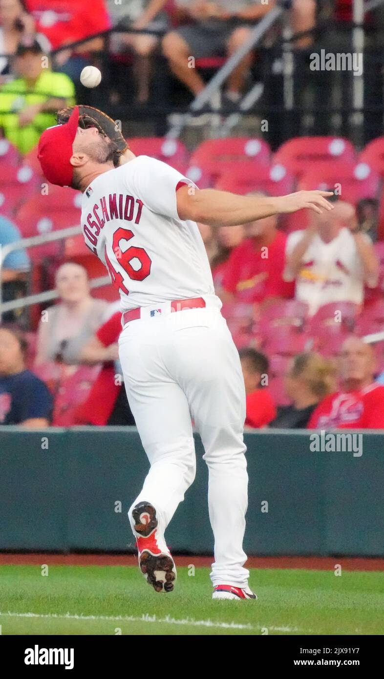 St. Louis, Usa. 06.. September 2022. St. Louis Cardinals erster Baseman Paul Goldschmidt spielt am Dienstag, den 6. September 2022, auf einem fauligen Ball von Nelson Cruz, dem Washington Nationals, im ersten Inning im Busch Stadium in St. Louis. Foto von Bill Greenblatt/UPI Credit: UPI/Alamy Live News Stockfoto
