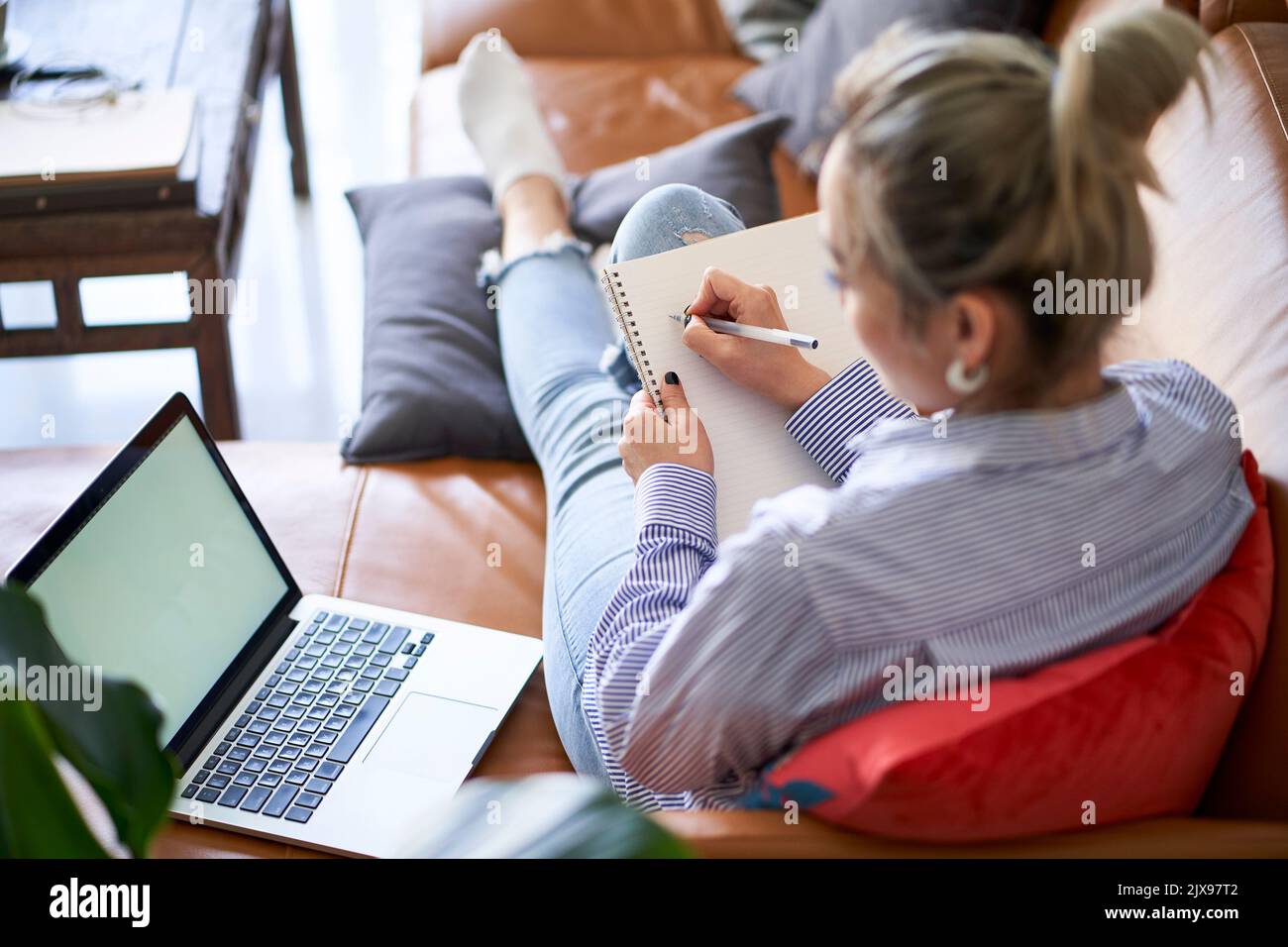 Reife professionelle asiatische Frau, die von zu Hause aus mit Laptop-Computer High-Angle-Rückansicht Stockfoto