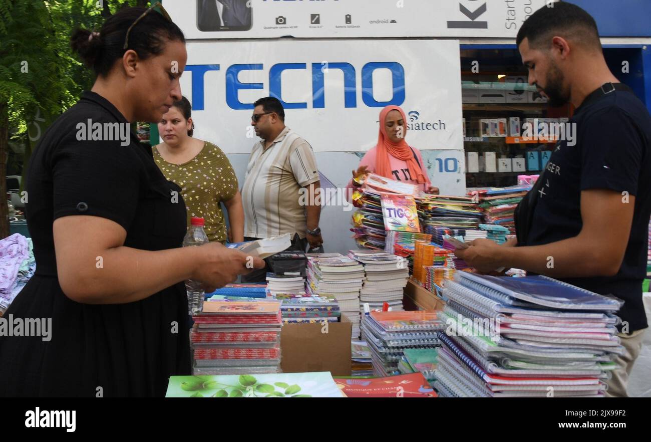 Tunis. 6. September 2022. Am 6. September 2022 kaufen Eltern im Zentrum von Tunis, Tunesien, Schreibwaren für ihre Kinder ein. Steigende Kosten für Schulmaterial verursachen zusätzliche Schmerzen für junge Eltern in Tunesien während ihrer Back-to-School-Einkäufe vor dem neuen Schuljahr, das nächste Woche beginnt. UM MIT „Feature: Junge tunesische Eltern fühlen sich kneifen, da der Preis für Schulmaterial ansteigen wird“ zu GEHEN. Quelle: Adel Ezzine/Xinhua/Alamy Live News Stockfoto