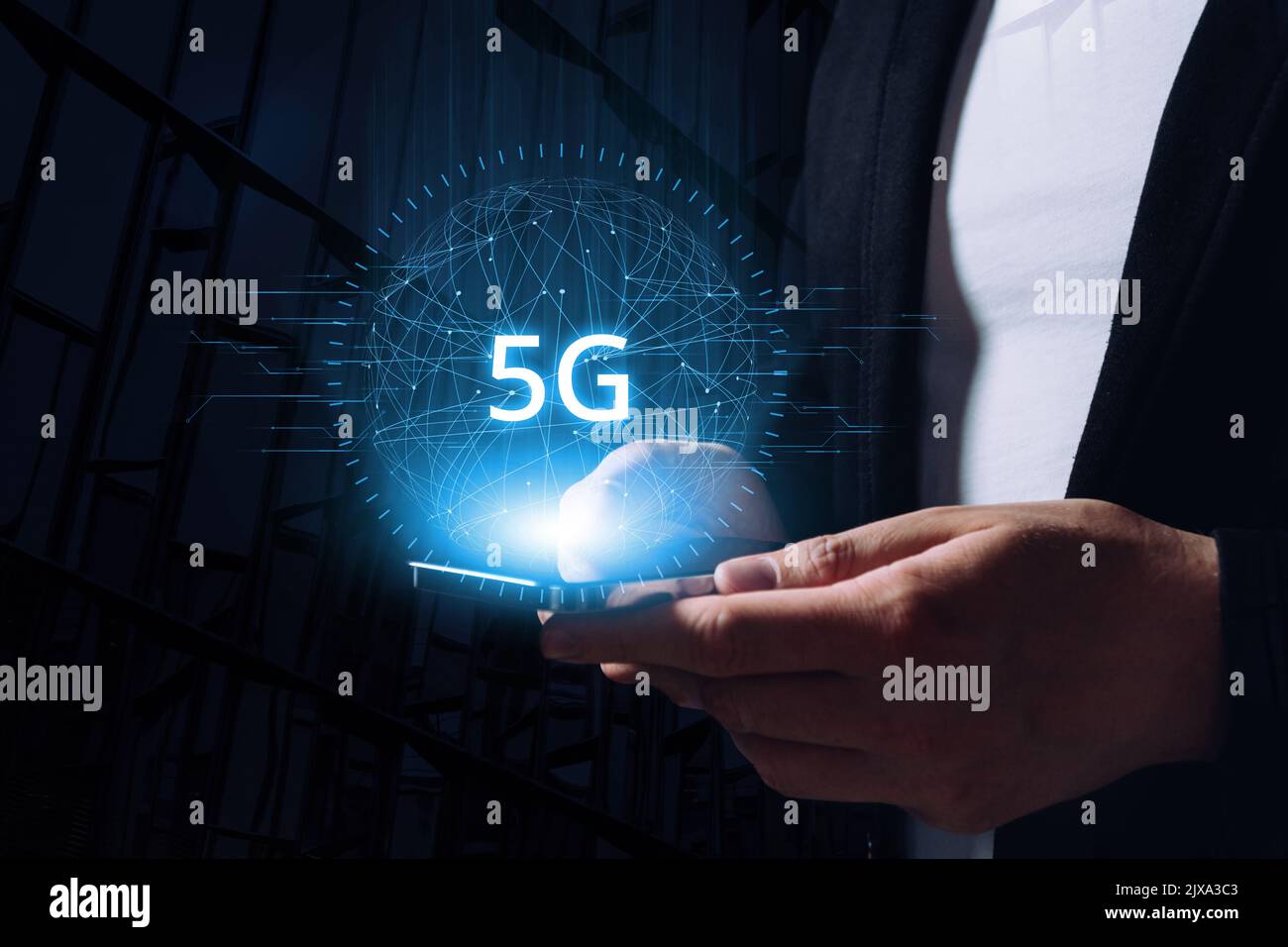 Technologie der internationalen modernen Netzwerke 5G. Hologramm über der Tablette in den Händen einer Person. Stockfoto