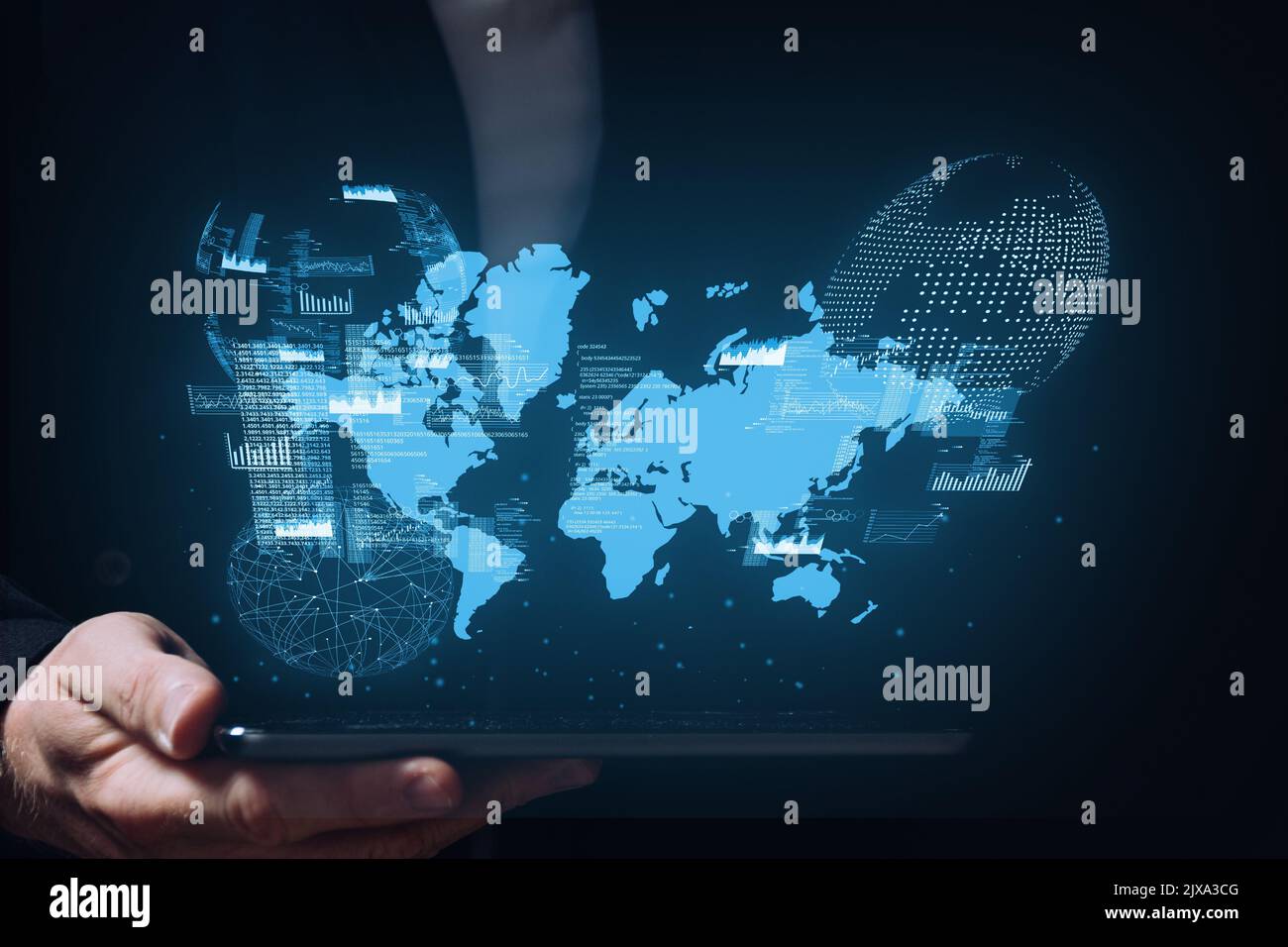 Globales Netzwerk von Verbindungen. Geschäft und Marketing. Person, die ein Smartphone mit einem Weltkarte-Hologramm hält. Stockfoto