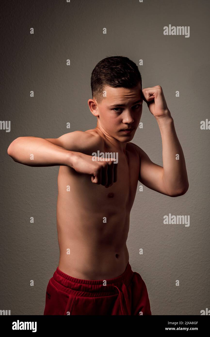 Junge, gutaussehende Mann in roten Shorts Boxen gepumpt Stockfoto