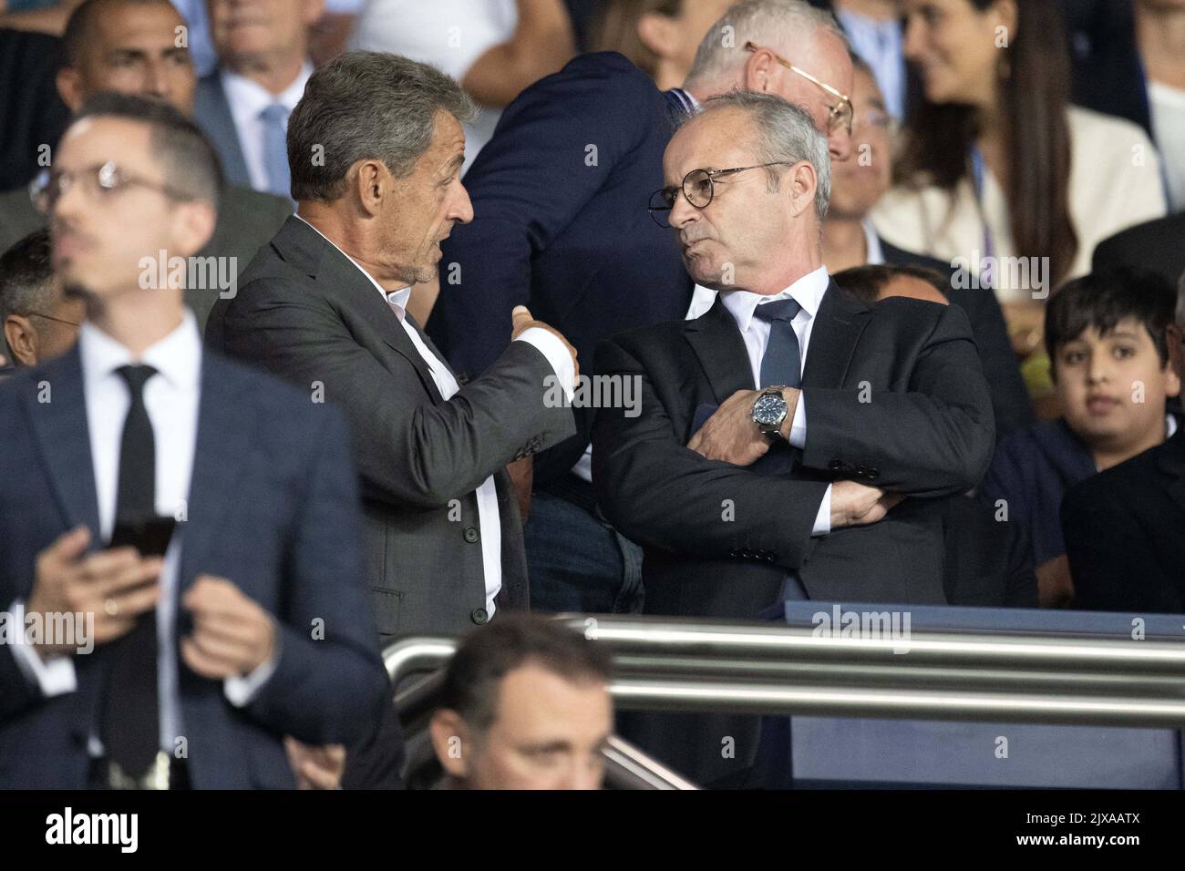 Paris, Frankreich. 07. September 2022. Nicolas Sarkozy und Luis Campos, Sportdirektor der PSG, nehmen am 6. September 2022 am UEFA Champions League-Spiel der Gruppe H zwischen Paris Saint-Germain und Juventus im Parc des Princes in Paris, Frankreich, Teil. Foto von David Niviere/ABACAPRESS.COM. Quelle: Abaca Press/Alamy Live News Stockfoto