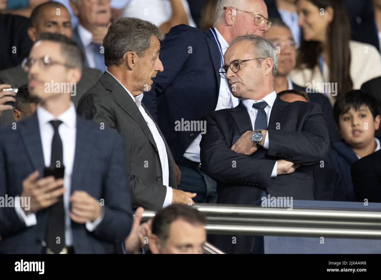 Paris, Frankreich. 07. September 2022. Nicolas Sarkozy und Luis Campos, Sportdirektor der PSG, nehmen am 6. September 2022 am UEFA Champions League-Spiel der Gruppe H zwischen Paris Saint-Germain und Juventus im Parc des Princes in Paris, Frankreich, Teil. Foto von David Niviere/ABACAPRESS.COM. Quelle: Abaca Press/Alamy Live News Stockfoto