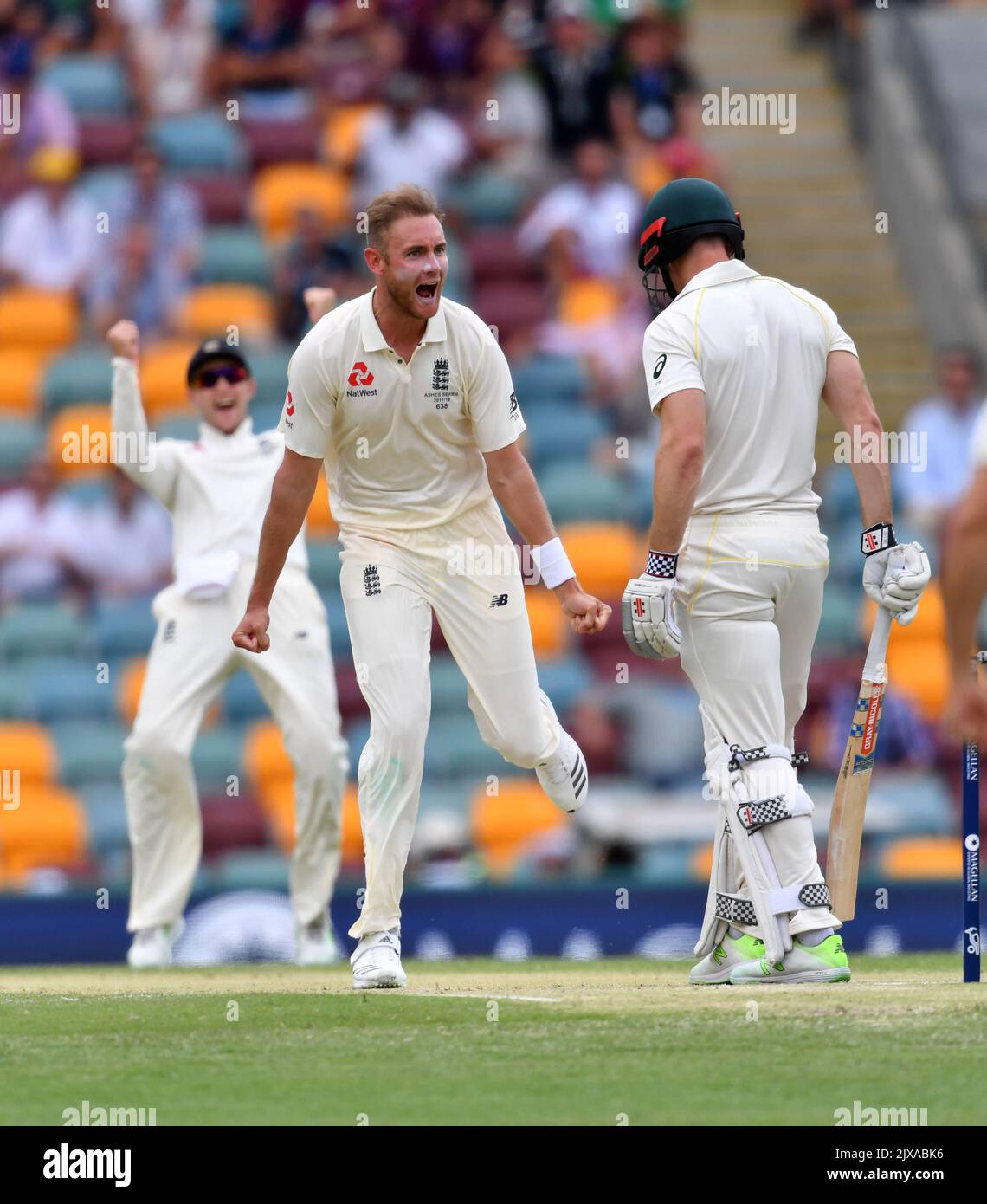Stuart Broad aus England (Mitte) feiert, nachdem er das Dickicht von Shaun Marsh of Australia (rechts) am 3. Tag des ersten Testmatches zwischen Australien und England auf der Gabba in Brisbane, Samstag, 25. November 2017, beansprucht hat. (AAP-Bild/Darren England) Stockfoto