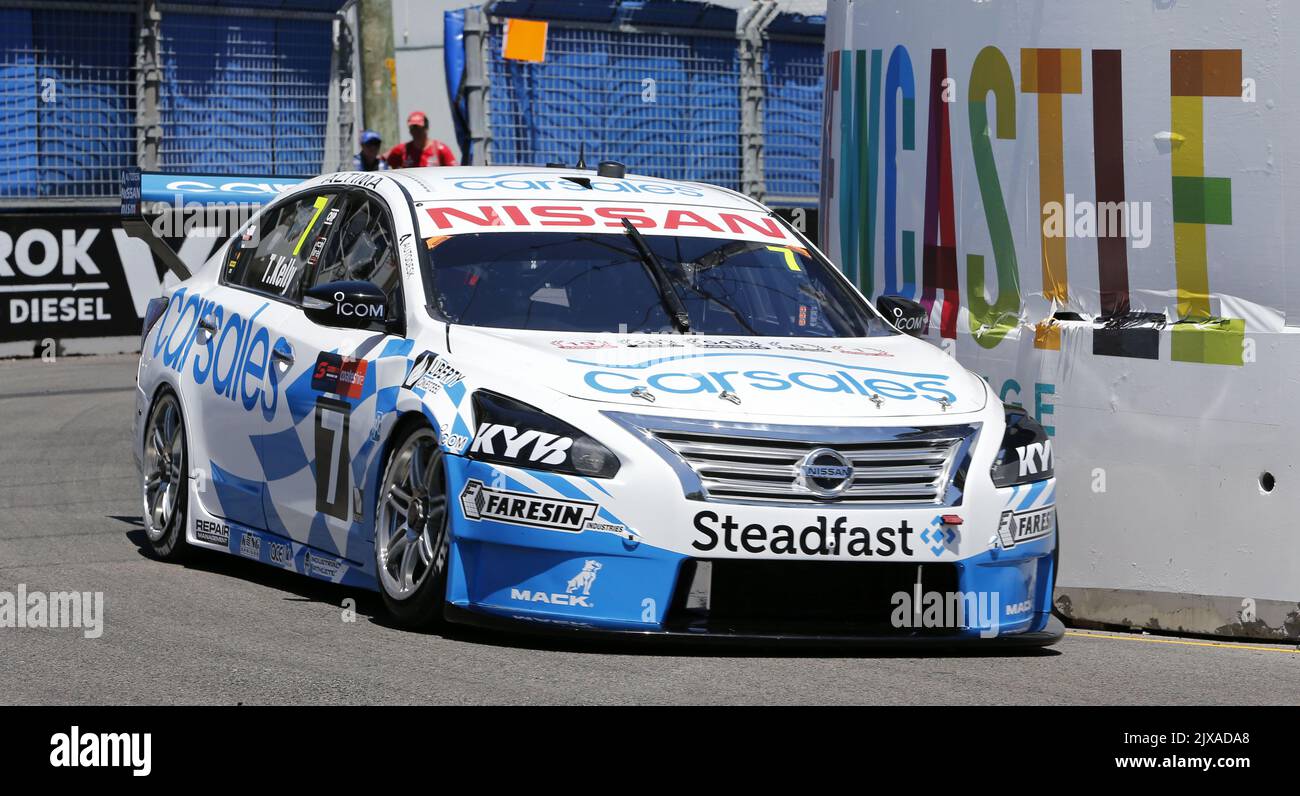 Sengled Racing und der Carsales-Teamfahrer Todd Kelly fährt seinen Nissan Altima während des Qualifyings für das Rennen 26 der Supercars Championship, die Coates Hire Newcastle 500 auf dem Newcastle Street Circuit, Sonntag, 26. November 2017. (AAP-Bild/Darren Pateman) Stockfoto
