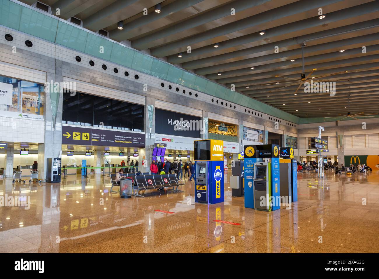 Barcelona, Spanien - 4. April 2022: Terminal 2 des spanischen Flughafens Bacelona. Stockfoto