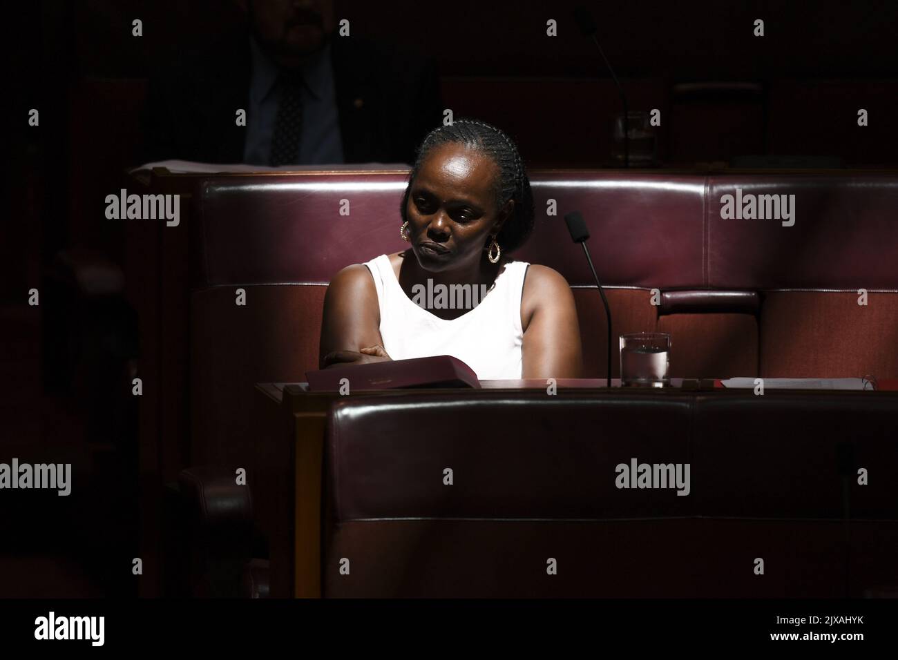 Die unabhängige Senatorin Lucy Gichuhi reagiert während der Fragestunde des Senats in der Senatskammer im Parliament House in Canberra am Donnerstag, den 30. November 2017. (AAP-Bild/Lukas Coch) Stockfoto
