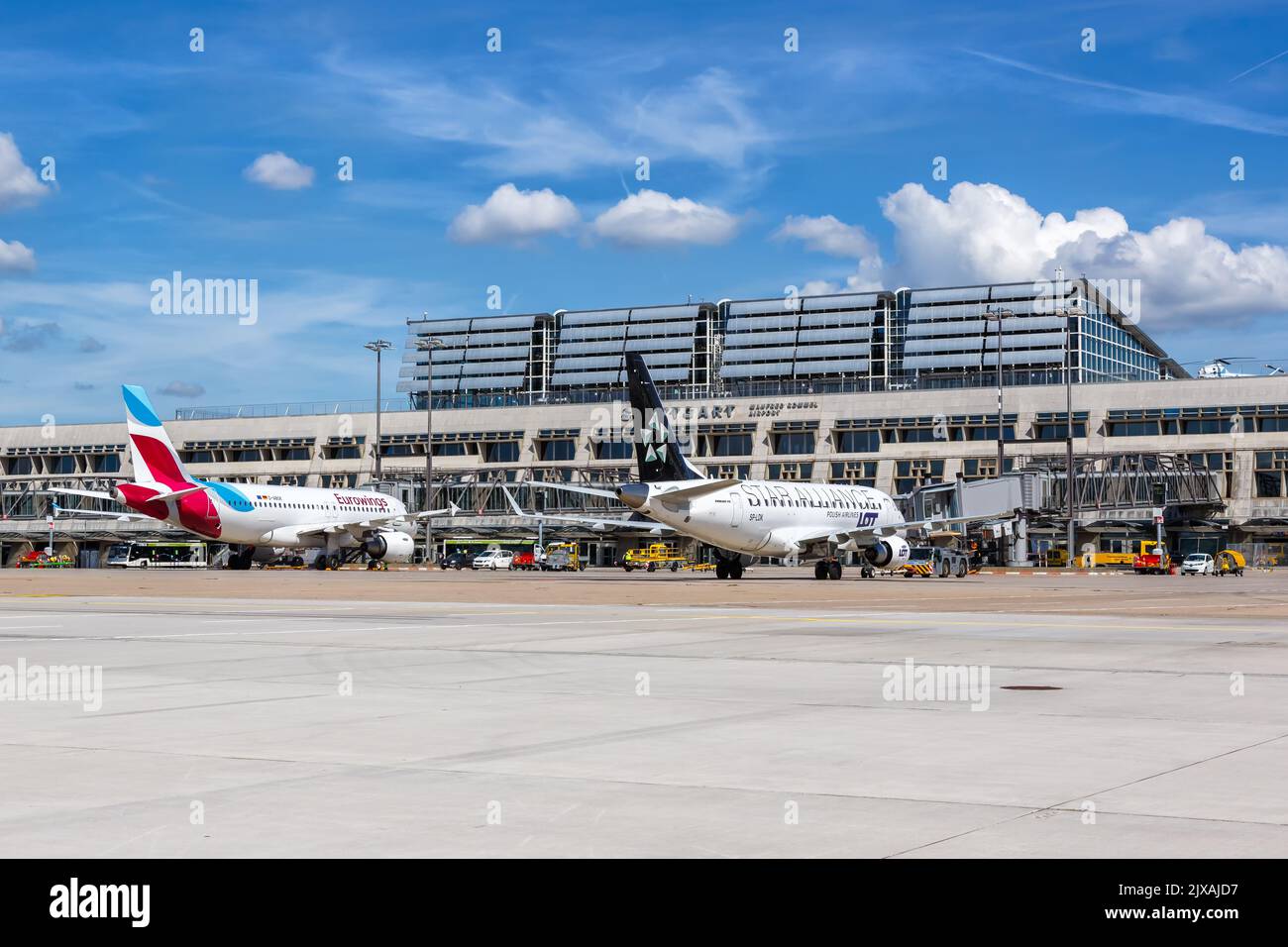 Stuttgart, 9. Juli 2022: Flugzeuge am Stuttgarter Flughafen (STR) in Deutschland. Stockfoto