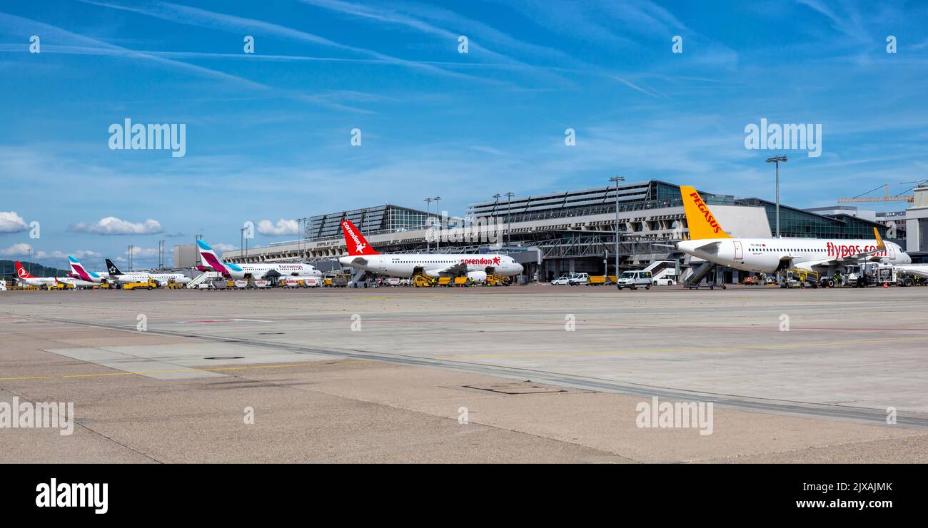 Stuttgart, 9. Juli 2022: Flugzeuge am Stuttgarter Flughafen (STR) in Deutschland. Stockfoto