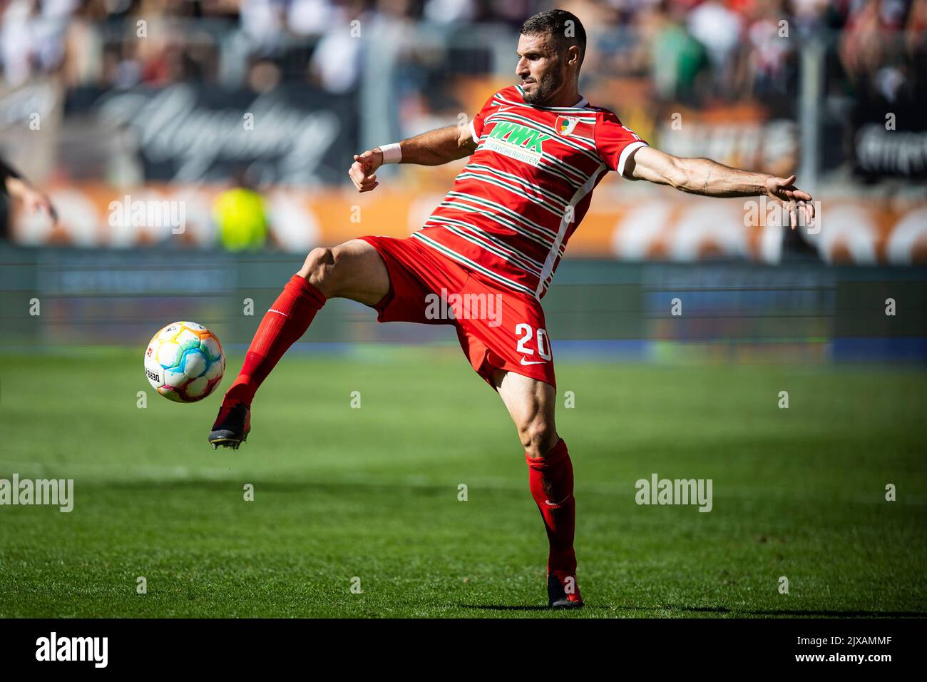 Augsburg, Deutschland. 04. September 2022. Fußball: Bundesliga, FC Augsburg - Hertha BSC, Matchday 5, WWK Arena. Augsburgs Daniel Caligiuri in Aktion. Kredit: Tom Weller/dpa - WICHTIGER HINWEIS: Gemäß den Anforderungen der DFL Deutsche Fußball Liga und des DFB Deutscher Fußball-Bund ist es untersagt, im Stadion und/oder vom Spiel aufgenommene Fotos in Form von Sequenzbildern und/oder videoähnlichen Fotoserien zu verwenden oder zu verwenden./dpa/Alamy Live News Stockfoto