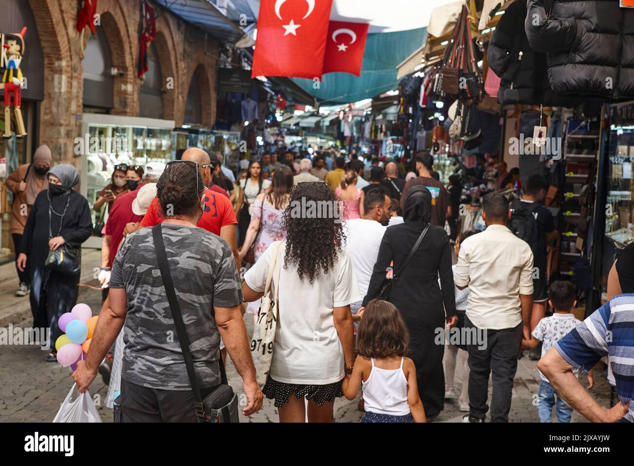 Großer Basar im Stadtzentrum von Izmir. Mehrfarbiger Marktplatz. Türkei Stockfoto