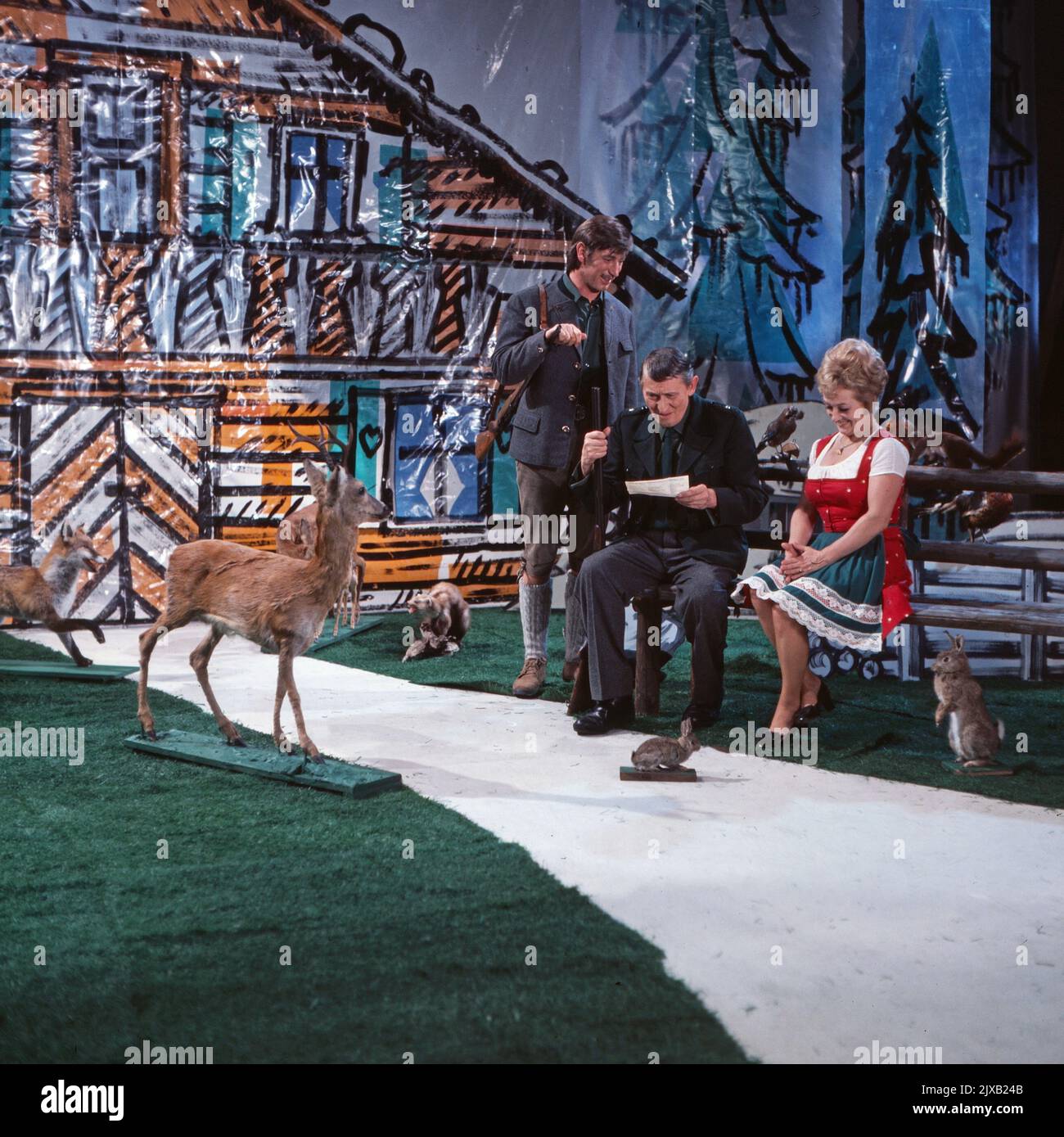 Die Computer-Show, Unterhaltungsshow, Deutschland 1971, Mitwirkende: Siegfried Rauch, Hans Stadtmüller und Erni Singerl in der Szene 'das alte Försterhaus'. Stockfoto