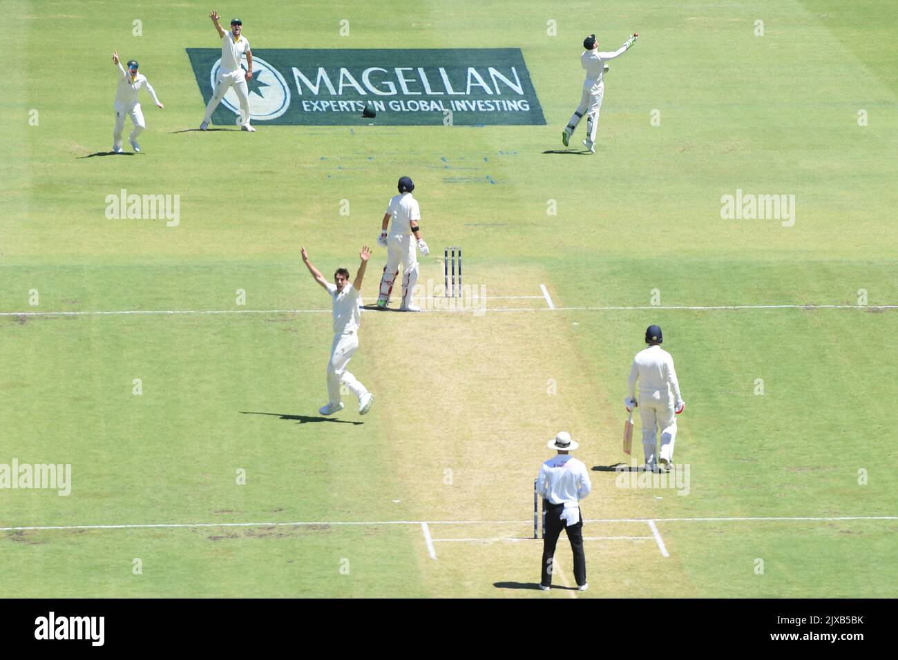 Der Australier Pat Cummins feiert am Donnerstag, den 14. Dezember 2017, am 1. Tag des dritten Testmatches zwischen Australien und England im WACA in Perth, das Wicket von Englands Kapitän Joe Root, der 20 Jahre zurückblieb. (AAP-Bild/Dean Lewins) Stockfoto